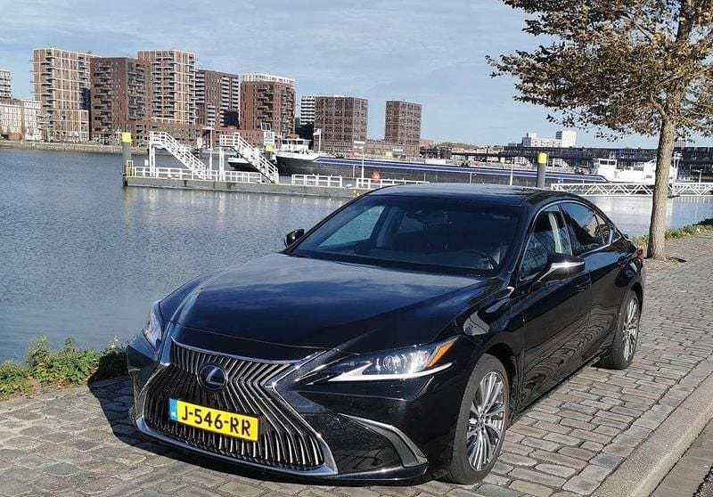 Zwart Gebruikt 2020 Lexus ES300 Luxury Line Sedan | € 32.200 (Eerlijke prijs) - Afbeelding 1/4