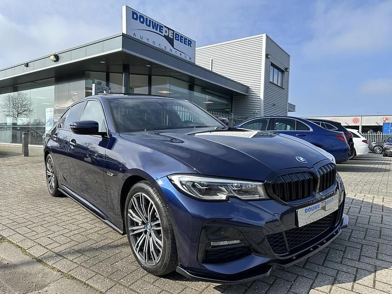 Blauw (metallic) Occasion 2022 BMW 330e M Sport Sedan | € 33.750 (Eerlijke prijs) - Afbeelding 1/4
