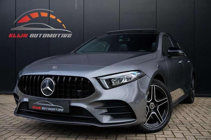 Grijs Occasion 2022 Mercedes A250 AMG line Hatchback | € 29.850 (Eerlijke prijs) - Afbeelding 1/4
