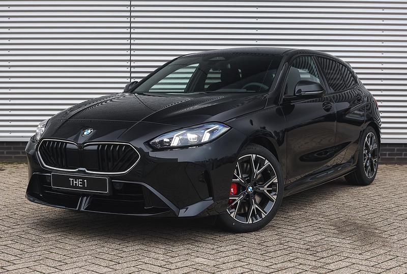 Zwart Nieuw 2025 BMW 120 Executive Hatchback | € 53.044 (Super prijs) - Afbeelding 1/4