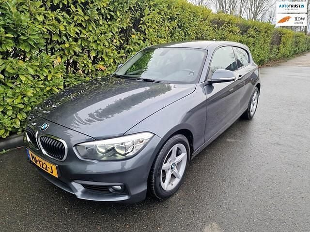 Grijs (metallic) Gebruikt 2017 BMW 118 Hatchback | € 15.990 (Goede deal) - Afbeelding 1/4