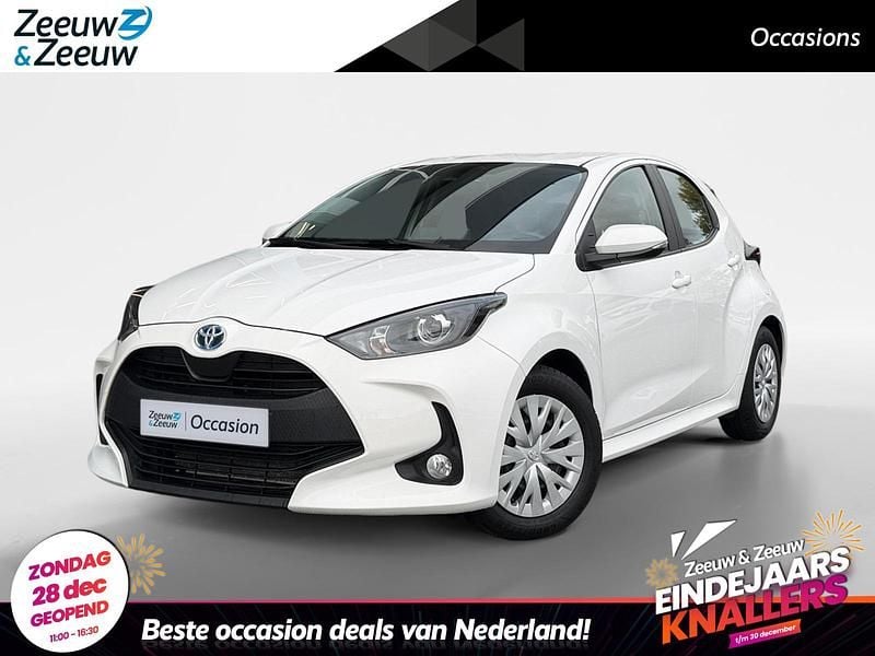 Wit Gebruikt 2022 Toyota Yaris Hybrid Comfort Hatchback | € 17.495 (Goede deal) - Afbeelding 1/4