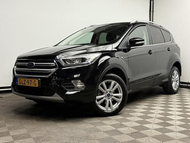 Zwart (metallic) Occasion 2018 Ford Kuga Titanium SUV | € 13.475 (Super prijs) - Afbeelding 1/4