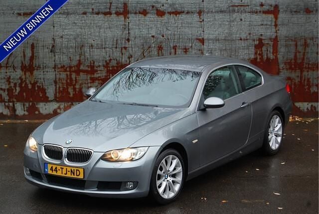 Grijs (metallic) Gebruikt 2006 BMW 330 Executive Coupé | € 8.950 (Eerlijke prijs) - Afbeelding 1/4