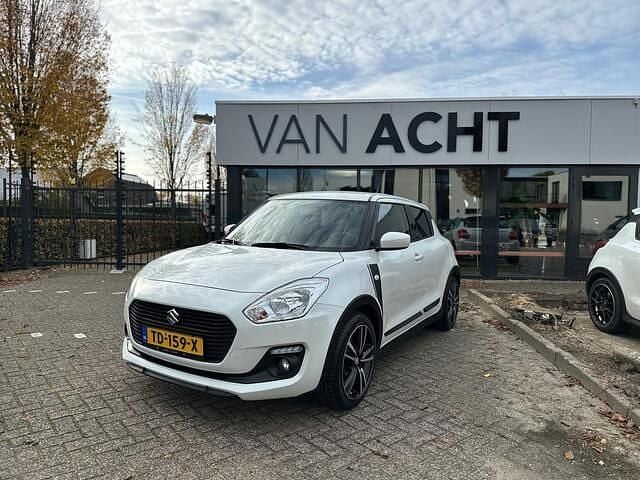 Wit (metallic) Gebruikt 2018 Suzuki Swift Hatchback | € 13.750 (Iets duurder) - Afbeelding 1/4