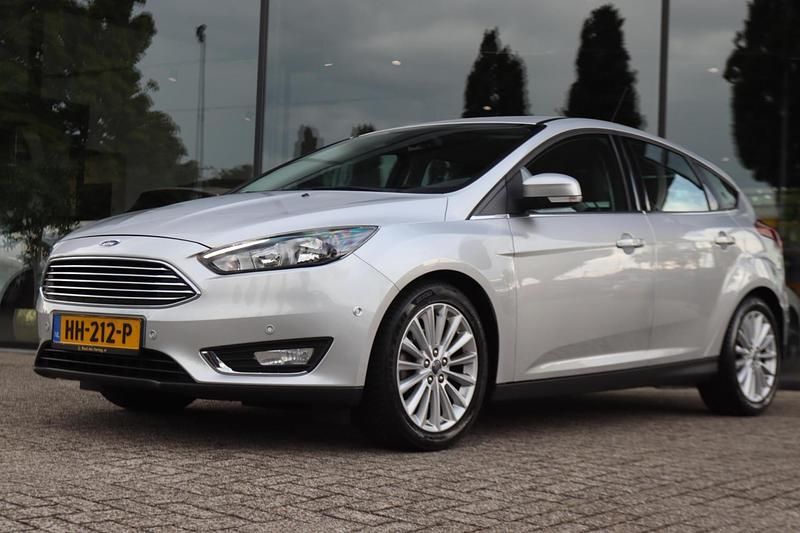 Grijs Gebruikt 2015 Ford Focus Titanium Hatchback | € 7.900 (Eerlijke prijs) - Afbeelding 1/4