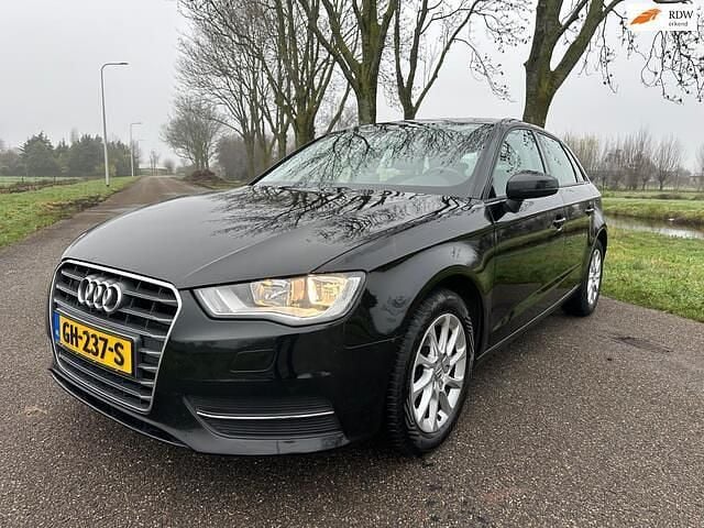Zwart (metallic) Gebruikt 2015 Audi A3 Sportback Attraction Hatchback | € 9.150 (Eerlijke prijs) - Afbeelding 1/4