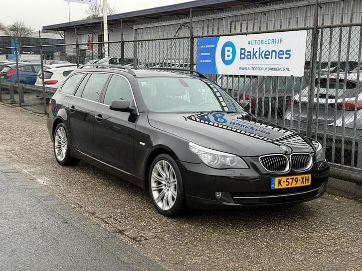 Zwart Gebruikt 2009 BMW 525 Executive Stationwagen | € 8.245 (Eerlijke prijs) - Afbeelding 1/4