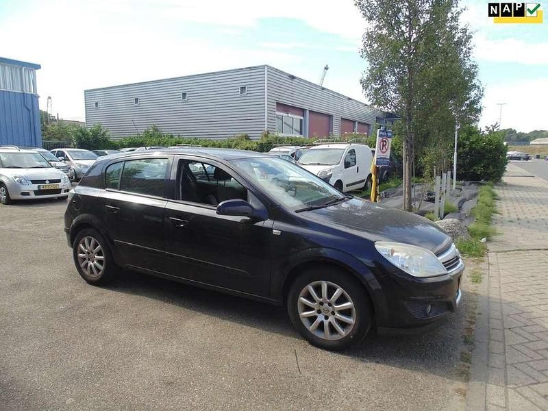 Zwart Gebruikt 2008 Opel Astra Hatchback | € 2.249 (Eerlijke prijs) - Afbeelding 1/4