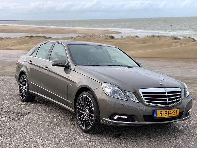 Brons Gebruikt 2010 Mercedes E250 Sedan | € 13.500 (Eerlijke prijs) - Afbeelding 1/4