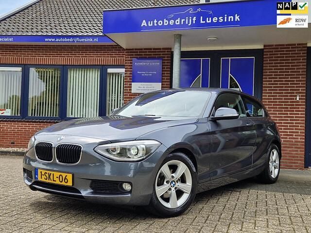 Grijs, metallic lak Gebruikt 2013 BMW 116 Executive Hatchback | € 6.150 (Super prijs) - Afbeelding 1/4