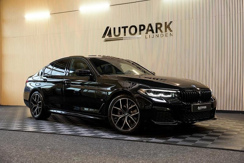 Zwart, metallic lak Gebruikt 2023 BMW 520 M Sport Sedan | € 45.950 - Afbeelding 1/4
