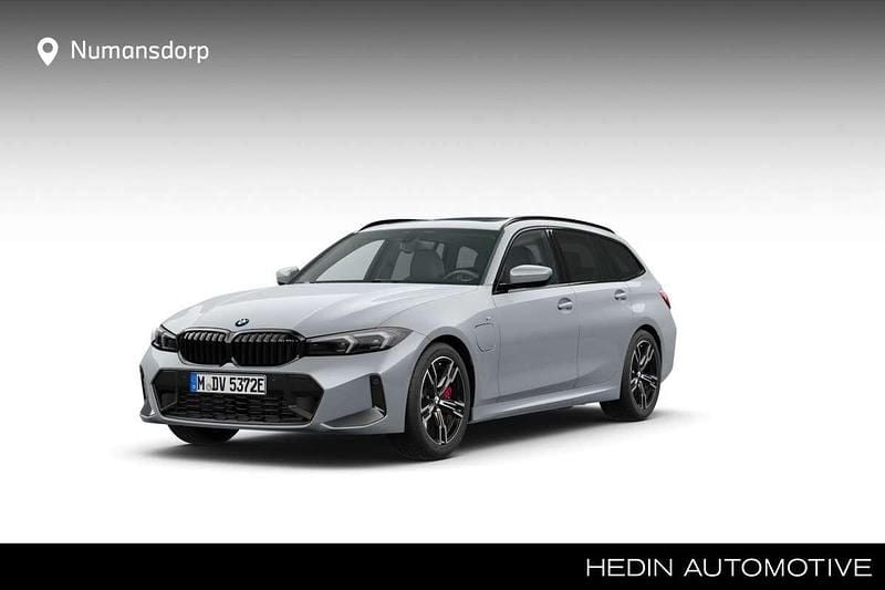 Grijs Nieuw 2025 BMW 330e M Sport Stationwagen | € 67.694 (Super prijs) - Afbeelding 1/4