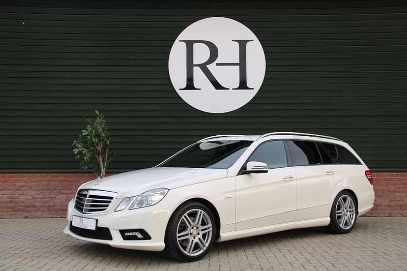 Wit Occasion 2010 Mercedes E350 Avantgarde Stationwagen | € 18.940 (Eerlijke prijs) - Afbeelding 1/4