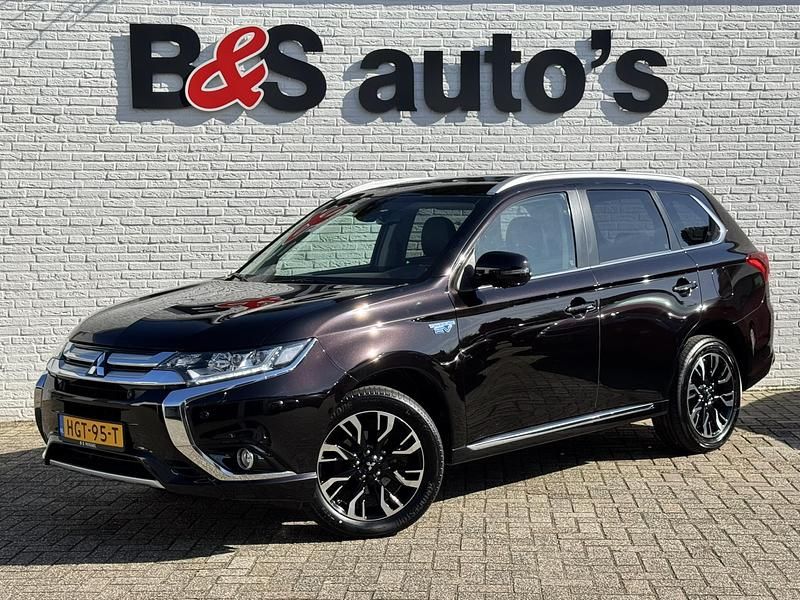 Zwart, metallic lak Gebruikt 2016 Mitsubishi Outlander P-HEV Instyle SUV | € 20.400 (Eerlijke prijs) - Afbeelding 1/4