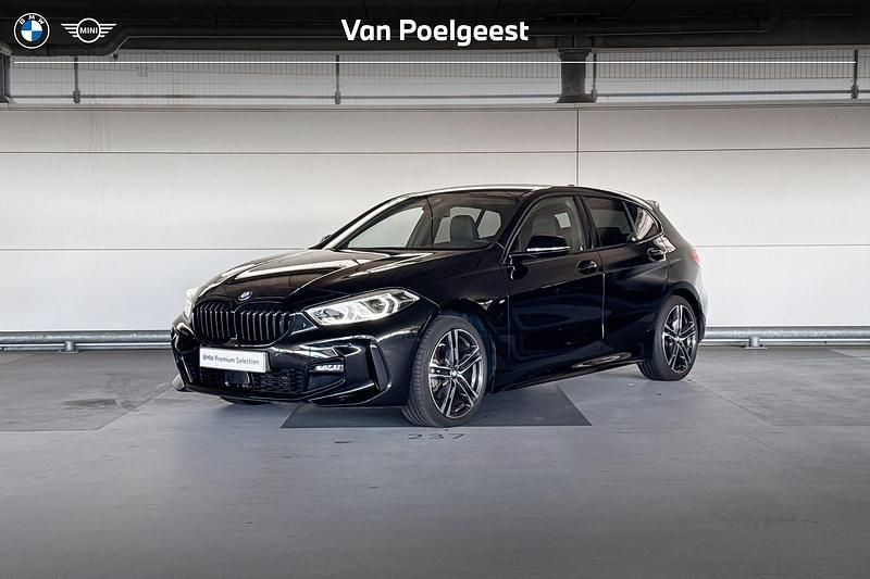 Saphirschwarz metallic (zwart metallic) Gebruikt 2024 BMW 118 M Sport Hatchback | € 34.900 (Eerlijke prijs) - Afbeelding 1/4
