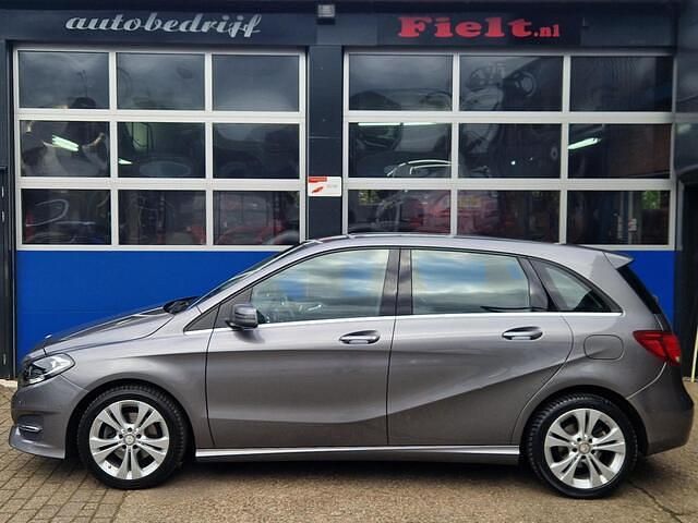 Grijs Gebruikt 2015 Mercedes B180 MPV | € 13.950 (Eerlijke prijs) - Afbeelding 1/4