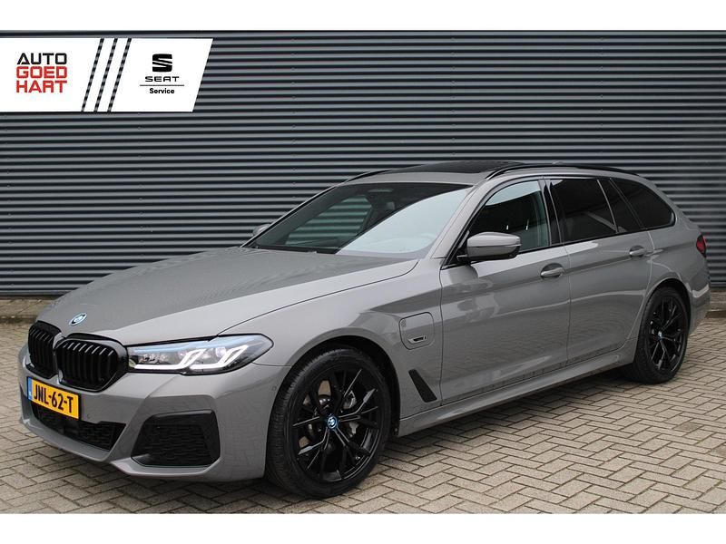 Grijs Occasion 2022 BMW 530 Stationwagen | € 43.895 (Duur) - Afbeelding 1/4