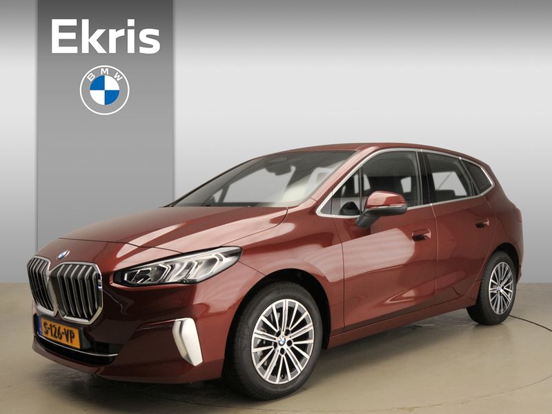 Rood, metallic lak Gebruikt 2023 BMW 218 Sport Line Stationwagen | € 34.900 (Duur) - Afbeelding 1/4
