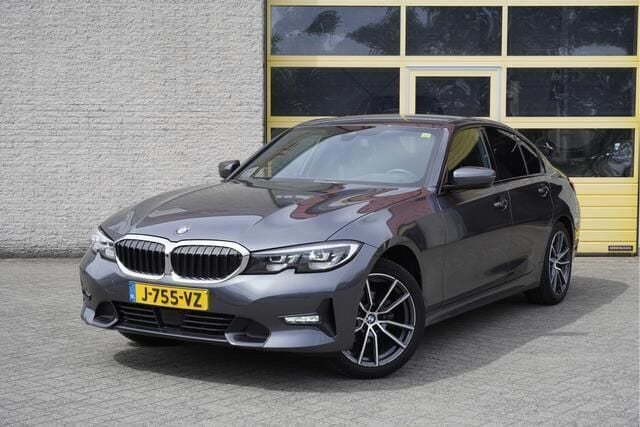 Grijs, metallic lak Gebruikt 2020 BMW 318 Executive Sedan | € 25.950 (Goede deal) - Afbeelding 1/4