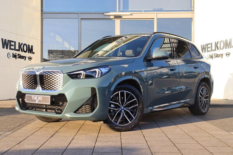 Cape york green Nieuw 2025 BMW iX1 M Sport SUV | € 62.020 (Eerlijke prijs) - Afbeelding 1/4