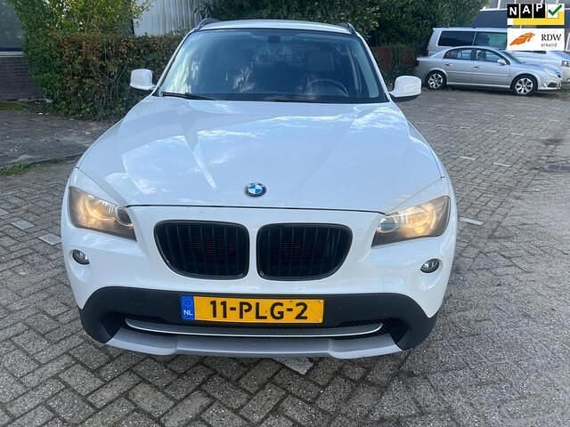 Wit Gebruikt 2011 BMW X1 SUV | € 7.450 (Eerlijke prijs) - Afbeelding 1/4