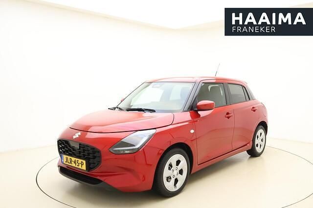 Rood Occasion 2025 Suzuki Swift Hatchback | € 20.950 (Eerlijke prijs) - Afbeelding 1/4