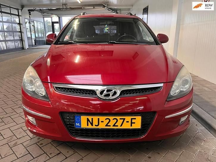 Rood Occasion 2010 Hyundai i30 Dynamiq Hatchback | € 1.250 (Eerlijke prijs) - Afbeelding 1/4