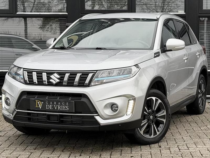 Grijs (metallic) Gebruikt 2022 Suzuki Vitara Style SUV | € 21.900 (Goede deal) - Afbeelding 1/4