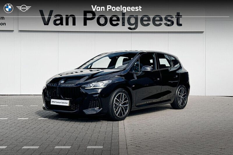 Saphirschwarz metallic (donker zwart metallic) Gebruikt 2023 BMW 220 M Sport Stationwagen | € 38.900 (Eerlijke prijs) - Afbeelding 1/4