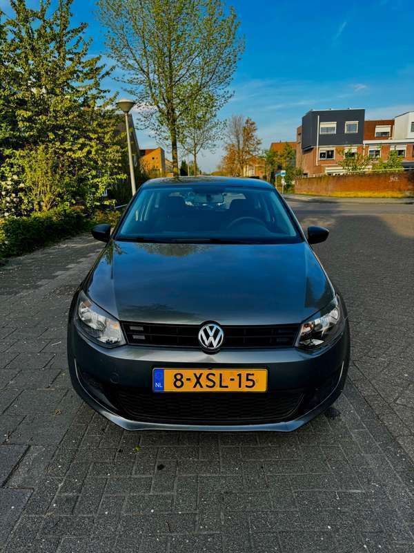 Grijs Gebruikt 2010 VW Polo Sedan | € 5.199 (Eerlijke prijs) - Afbeelding 1/4