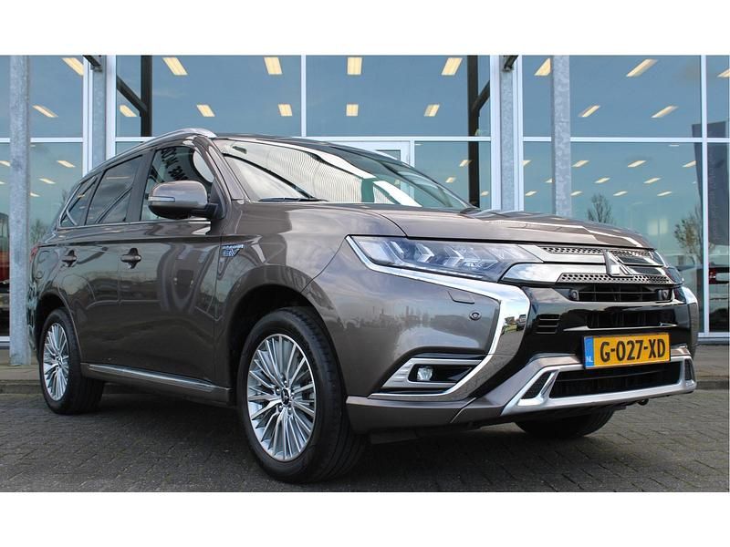 Bruin Gebruikt 2019 Mitsubishi Outlander Intense+ SUV | € 22.899 - Afbeelding 1/4