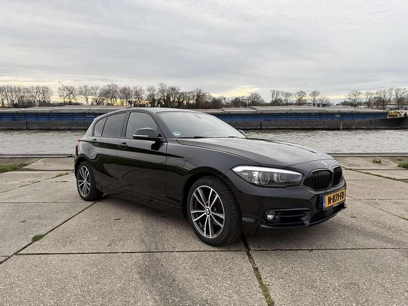 Zwart Gebruikt 2018 BMW 118 Executive Hatchback | € 14.995 (Goede deal) - Afbeelding 1/4