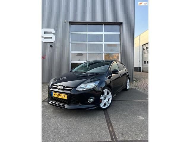 Zwart Gebruikt 2013 Ford Focus Titanium Hatchback | € 5.699 (Eerlijke prijs) - Afbeelding 1/4