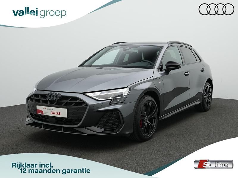 Grijs Nieuw 2025 Audi A3 Sportback e-tron S-Line Hatchback | € 47.400 (Eerlijke prijs) - Afbeelding 1/4