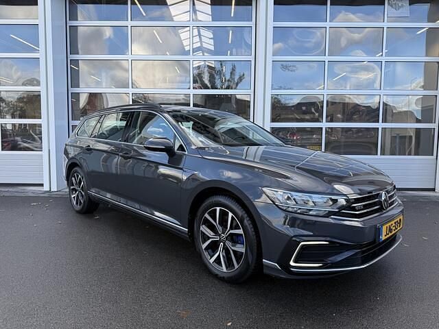 Grijs Gebruikt 2021 VW Passat GTE Stationwagen | € 22.950 (Eerlijke prijs) - Afbeelding 1/4