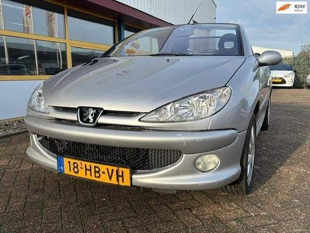 Grijs Gebruikt 2001 Peugeot 206 CC Cabriolet | € 1.999 (Eerlijke prijs) - Afbeelding 1/4