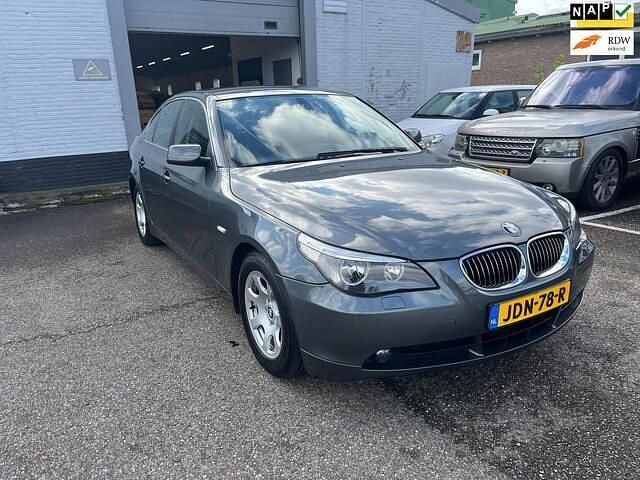 Grijs Gebruikt 2006 BMW 523 Executive Sedan | € 5.649 (Goede deal) - Afbeelding 1/4