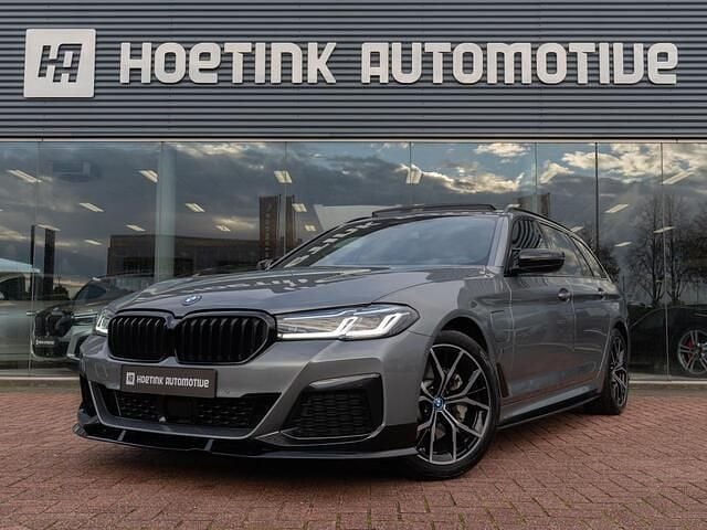 Grijs Gebruikt 2024 BMW 530e Comfort Edition Stationwagen | € 49.940 (Eerlijke prijs) - Afbeelding 1/4
