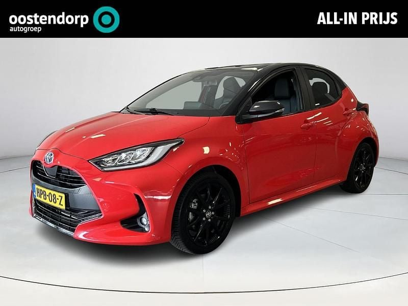 Rood Gebruikt 2023 Toyota Yaris Hybrid Executive Hatchback | € 25.945 (Eerlijke prijs) - Afbeelding 1/4