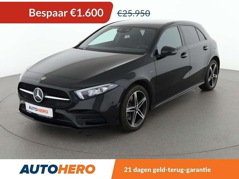 Zwart Occasion 2020 Mercedes A250 AMG line Hatchback | € 24.549 (Super prijs) - Afbeelding 1/3