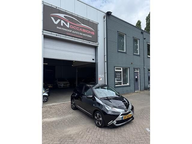 Zwart Gebruikt 2015 Toyota Aygo X-clusiv Hatchback | € 7.950 (Eerlijke prijs) - Afbeelding 1/4