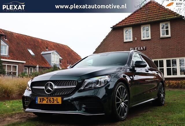 Groen, metallic lak Gebruikt 2019 Mercedes C300 Premium Plus Stationwagen | € 29.945 (Eerlijke prijs) - Afbeelding 1/4