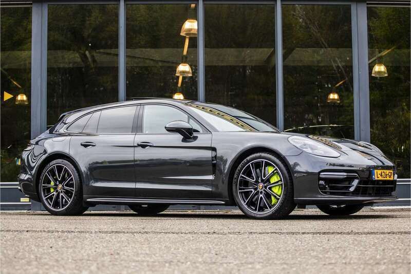 Grijs, metallic lak Gebruikt 2021 Porsche Panamera Turbo S Sport Turismo Sedan | € 84.950 (Eerlijke prijs) - Afbeelding 1/4