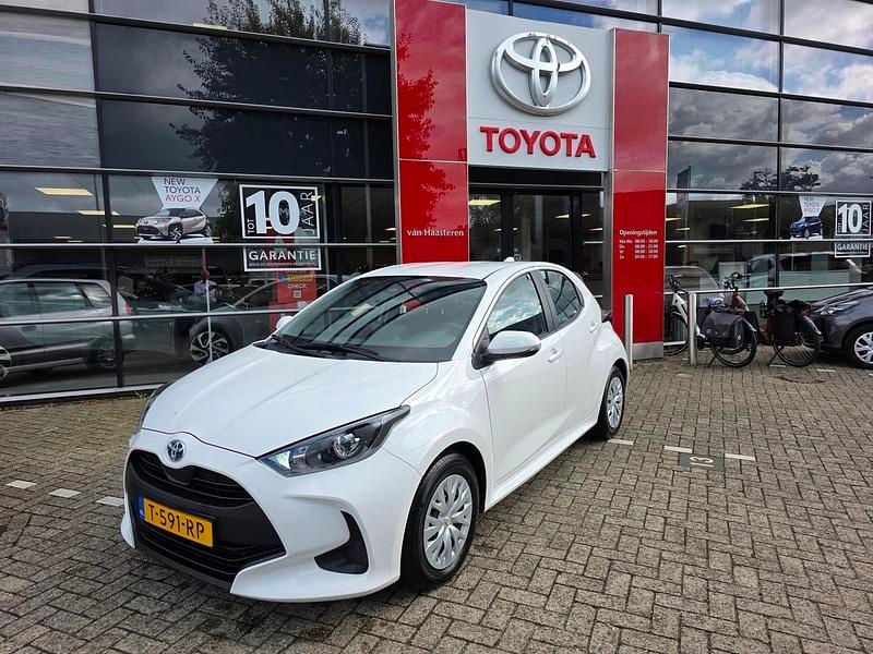 Wit Gebruikt 2023 Toyota Yaris Hybrid Active Hatchback | € 22.950 (Eerlijke prijs) - Afbeelding 1/4