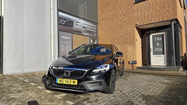 Zwart Gebruikt 2017 Volvo V40 Hatchback | € 14.950 (Eerlijke prijs) - Afbeelding 1/4