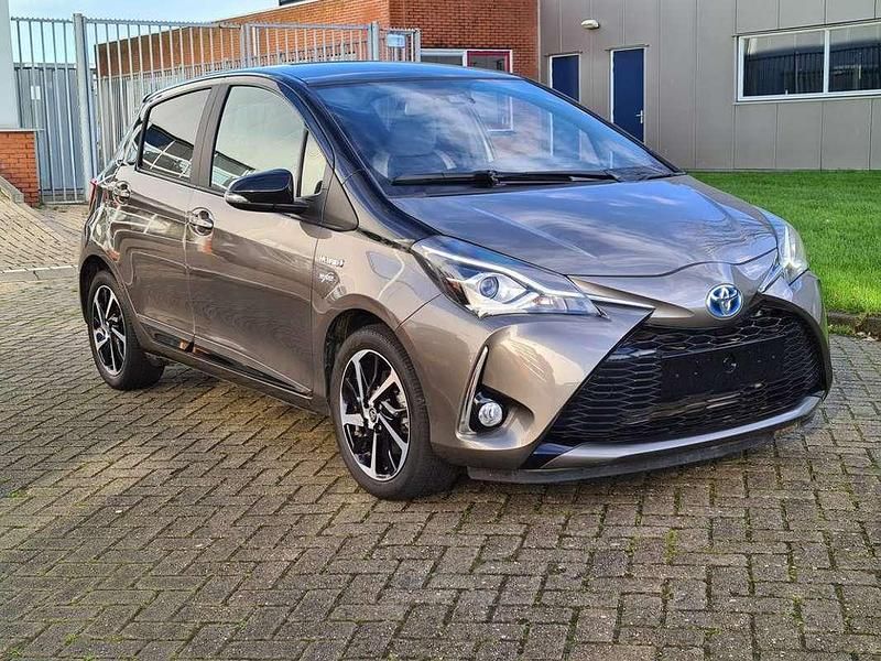 Bruin Occasion 2019 Toyota Yaris Hybrid Hatchback | € 17.900 (Goede deal) - Afbeelding 1/4