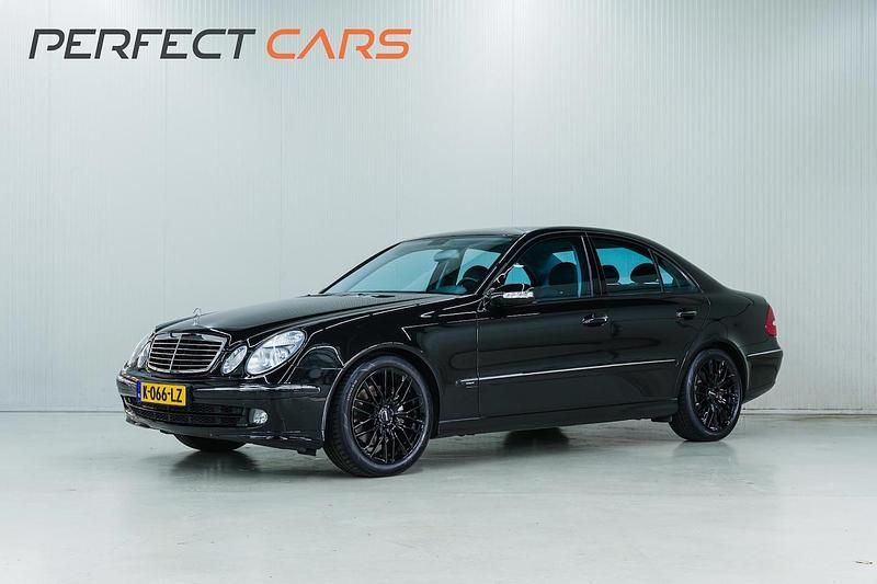 Zwart (metallic) Gebruikt 2005 Mercedes E350 Avantgarde Sedan | € 15.125 (Eerlijke prijs) - Afbeelding 1/4