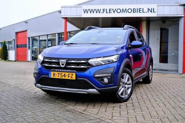 Blauw (metallic) Gebruikt 2021 Dacia Sandero Essentiel Hatchback | € 10.950 (Eerlijke prijs) - Afbeelding 1/4