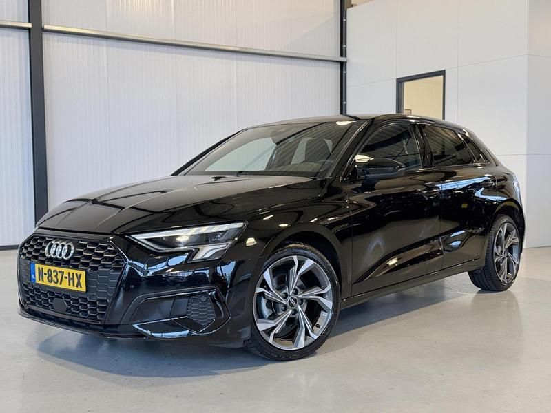 Zwart Occasion 2021 Audi A3 Sportback Advanced Hatchback | € 22.950 (Eerlijke prijs) - Afbeelding 1/4